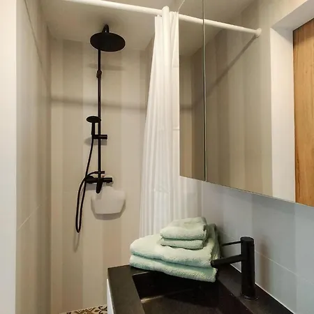 5 Bedroom Beautiful In *