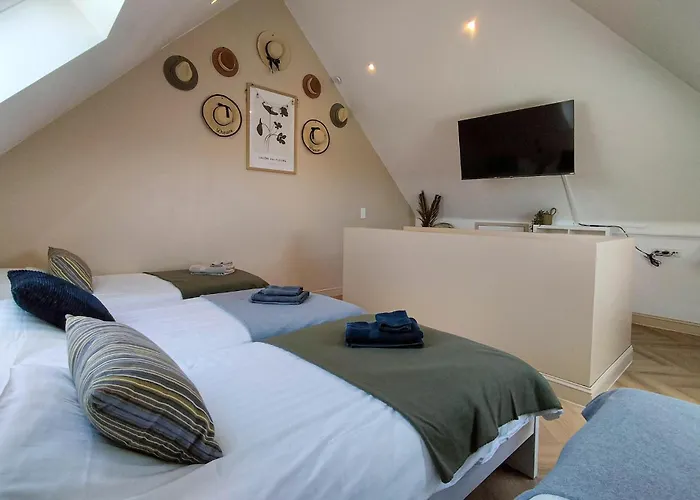 5 Bedroom Beautiful In *