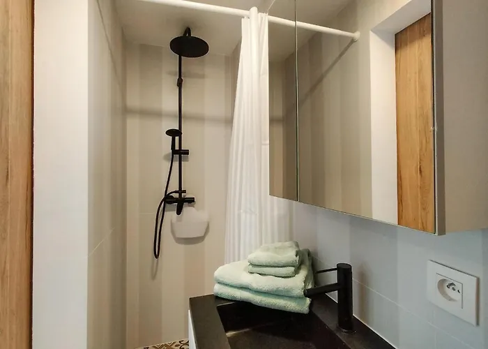 5 Bedroom Beautiful In *